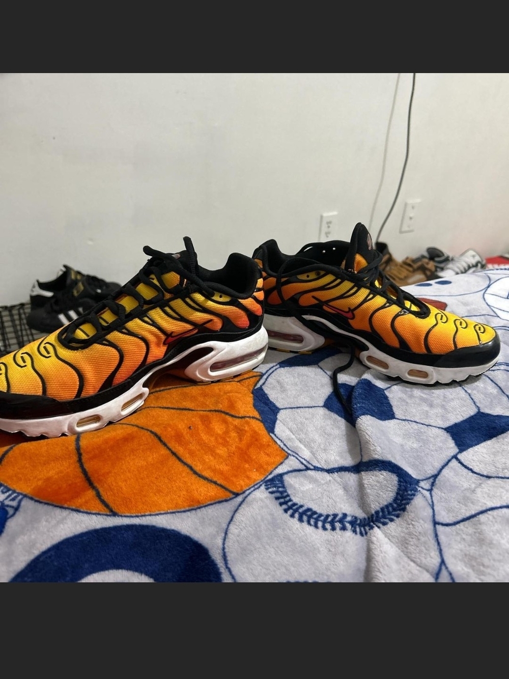 Nike Women's Yellow-to-Orange Gradient Black Accents Air Max Plus SneakersUS 6.5 - Picture 4 of 7
